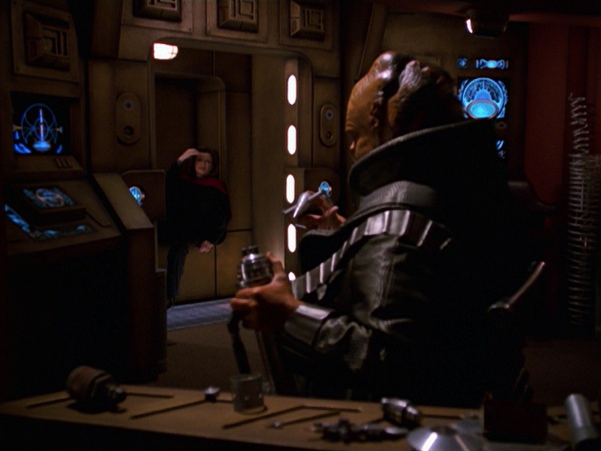 extant_StarTrek_VOY_7x24-RenaissanceMan_2481.jpg