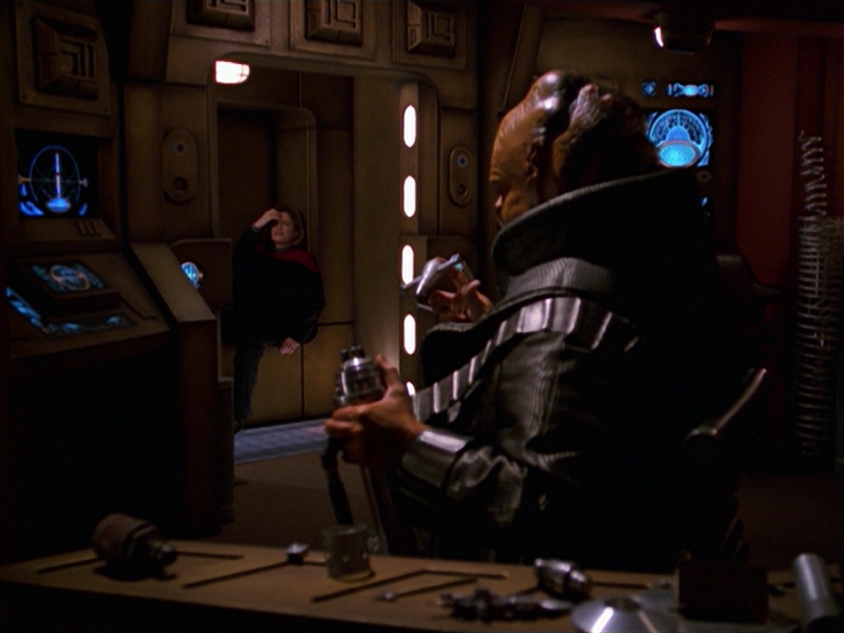 extant_StarTrek_VOY_7x24-RenaissanceMan_2482.jpg