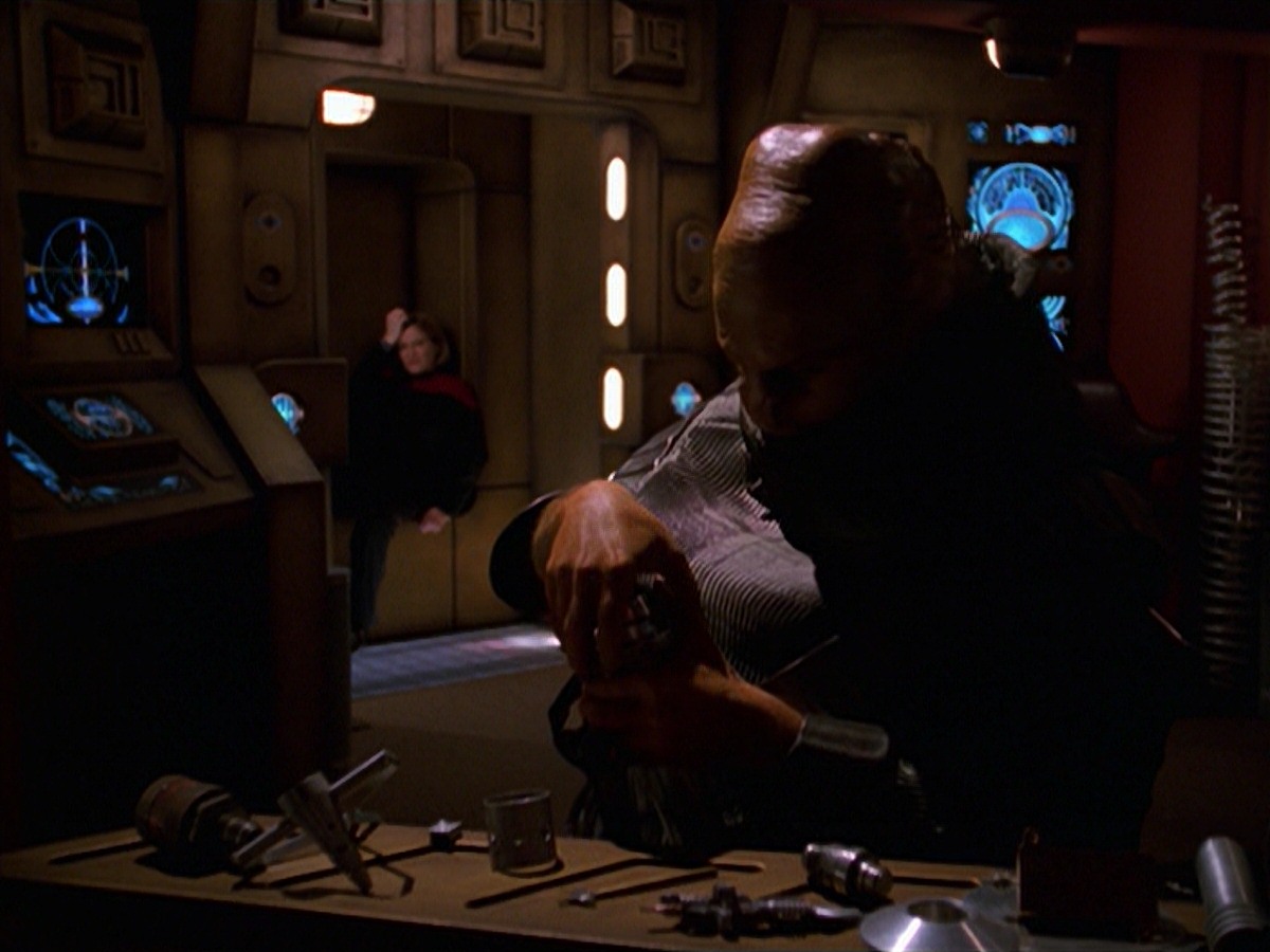 extant_StarTrek_VOY_7x24-RenaissanceMan_2486.jpg