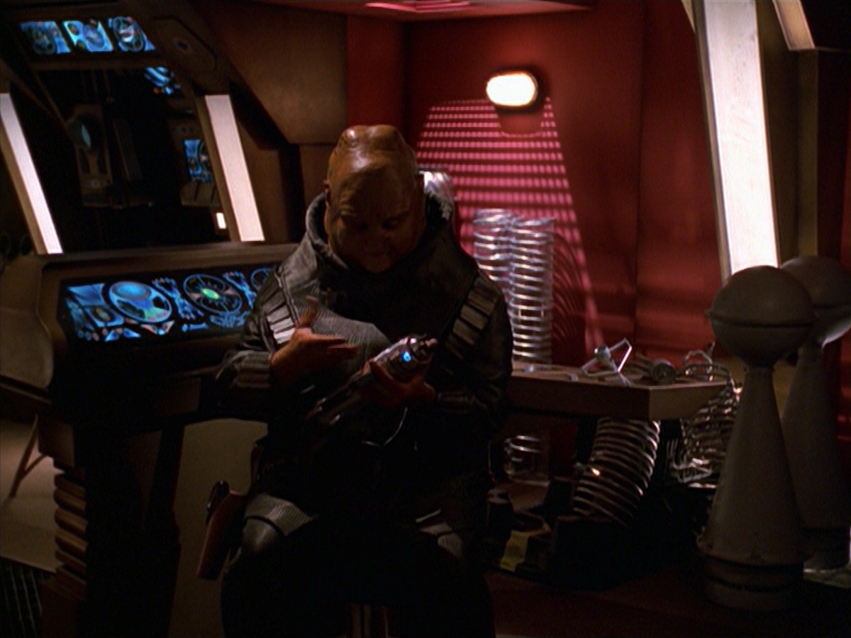 extant_StarTrek_VOY_7x24-RenaissanceMan_2496.jpg