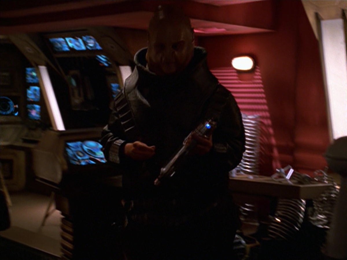 extant_StarTrek_VOY_7x24-RenaissanceMan_2508.jpg