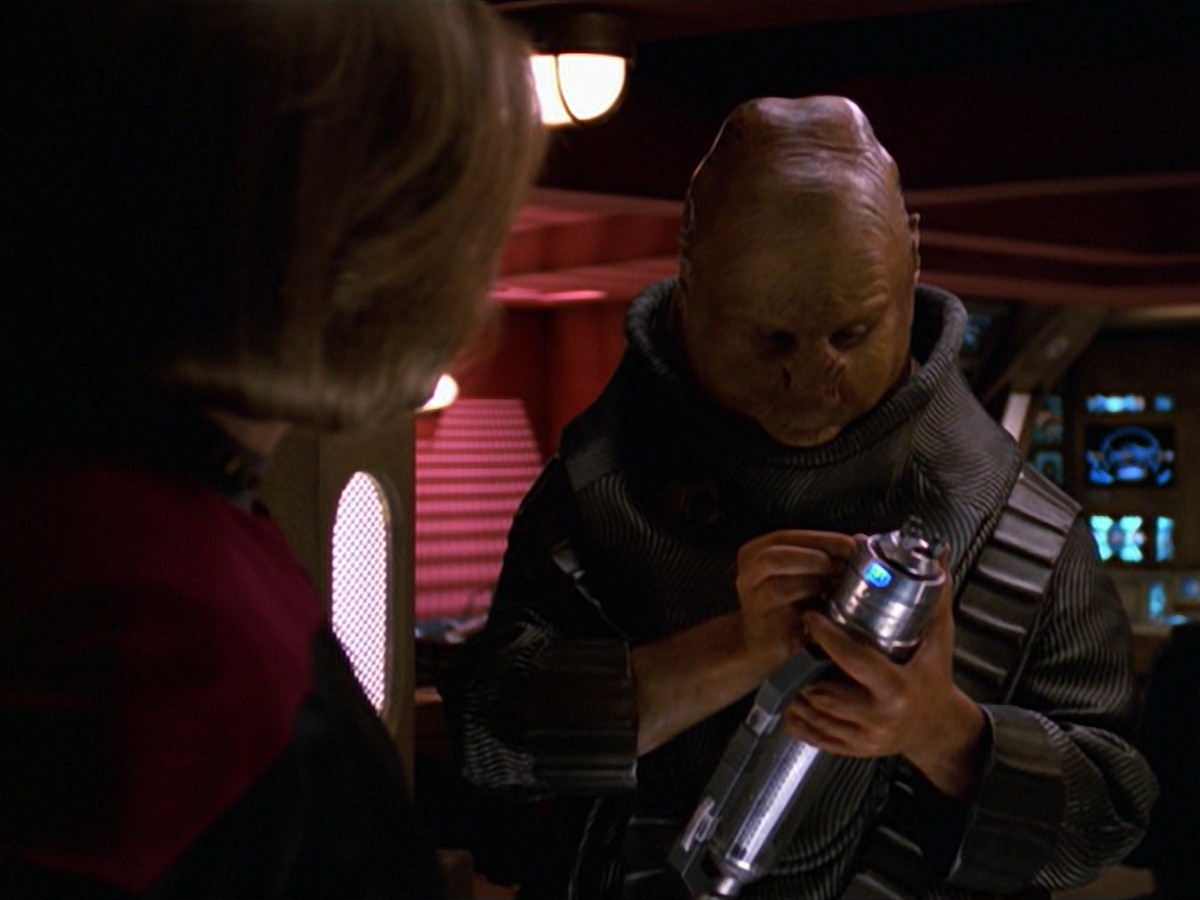 extant_StarTrek_VOY_7x24-RenaissanceMan_2515.jpg