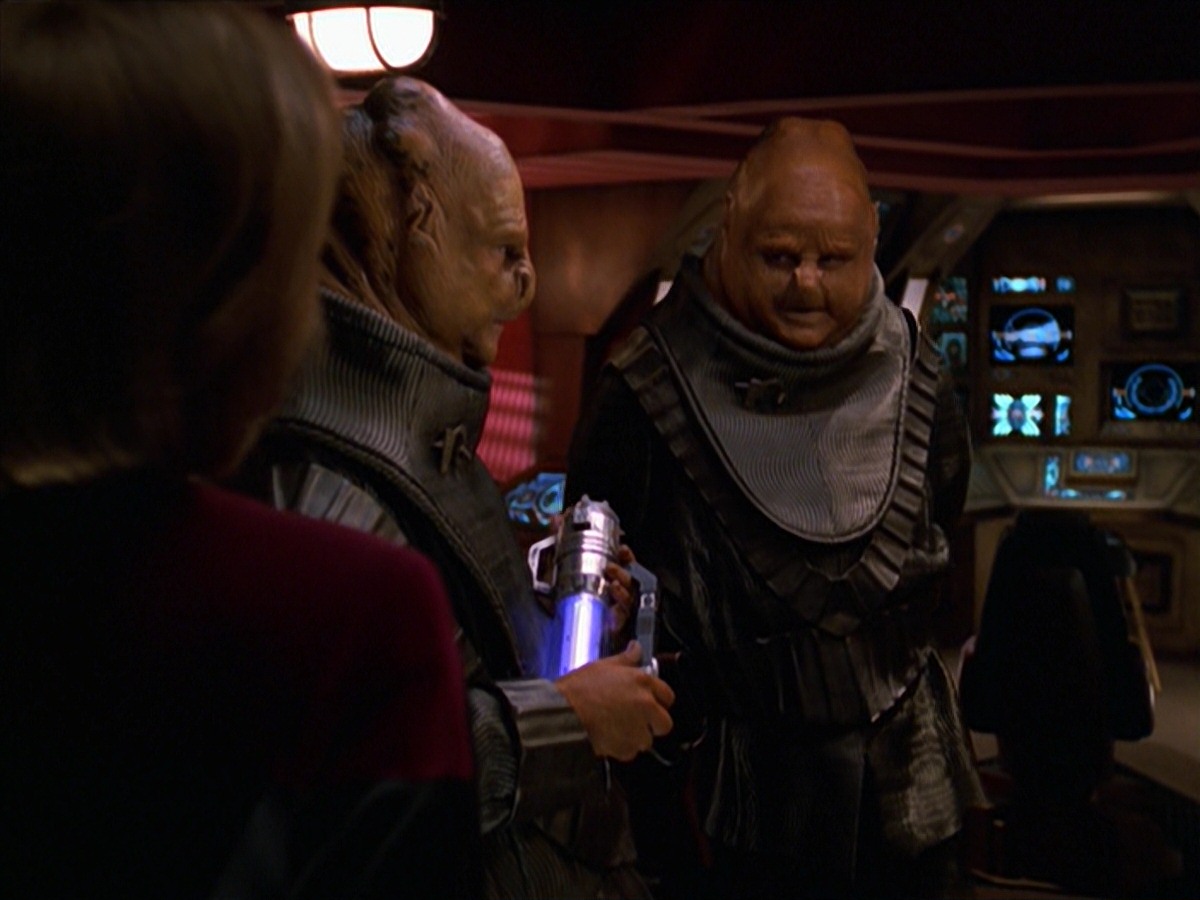extant_StarTrek_VOY_7x24-RenaissanceMan_2581.jpg