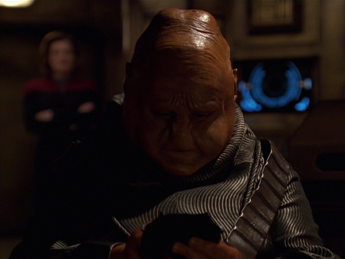 extant_StarTrek_VOY_7x24-RenaissanceMan_2610.jpg