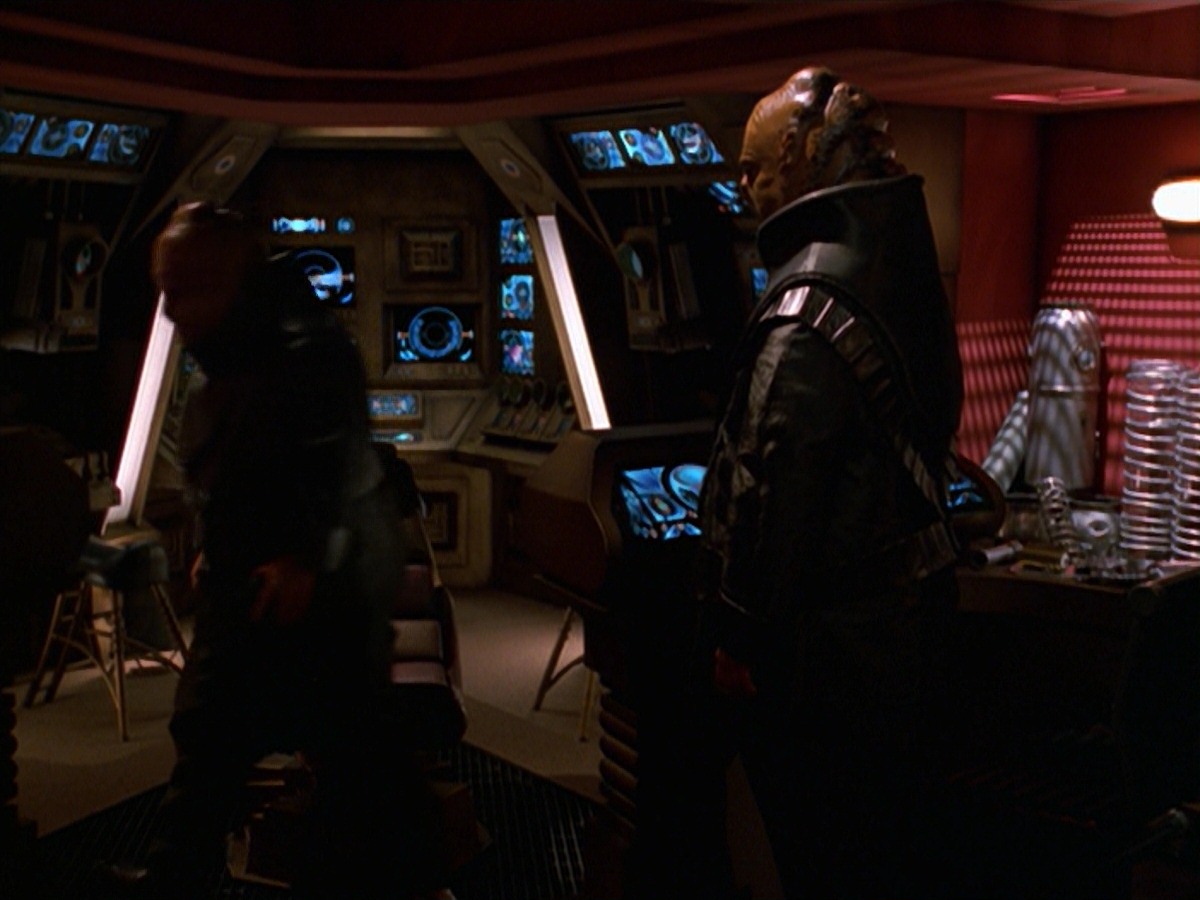 extant_StarTrek_VOY_7x24-RenaissanceMan_2701.jpg