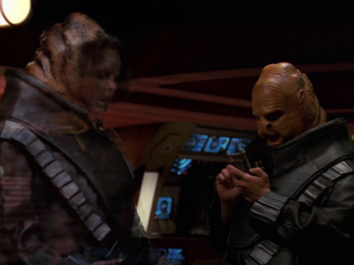extant_StarTrek_VOY_7x24-RenaissanceMan_3075.jpg