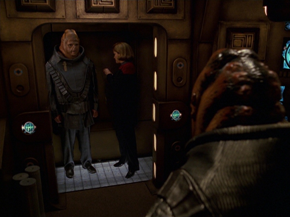 extant_StarTrek_VOY_7x24-RenaissanceMan_3116.jpg