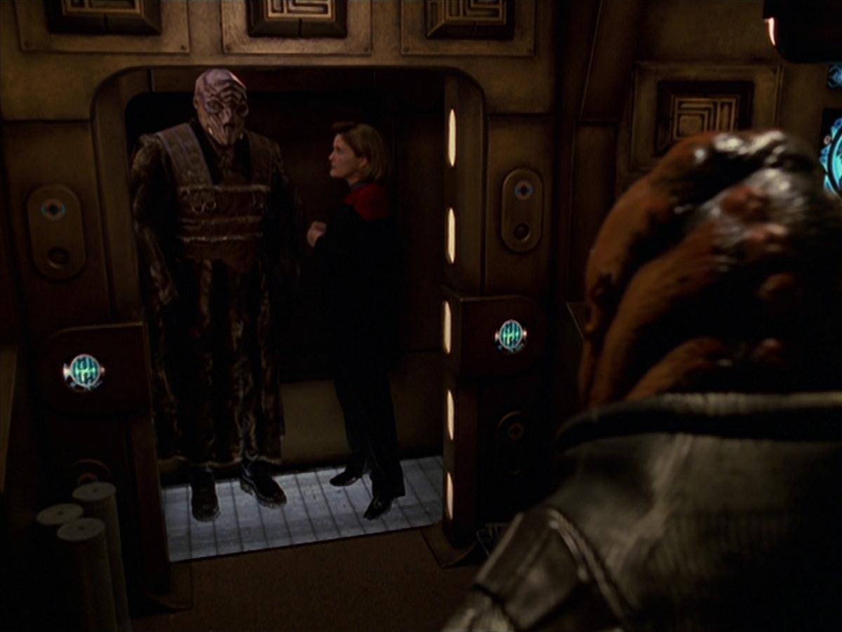 extant_StarTrek_VOY_7x24-RenaissanceMan_3119.jpg