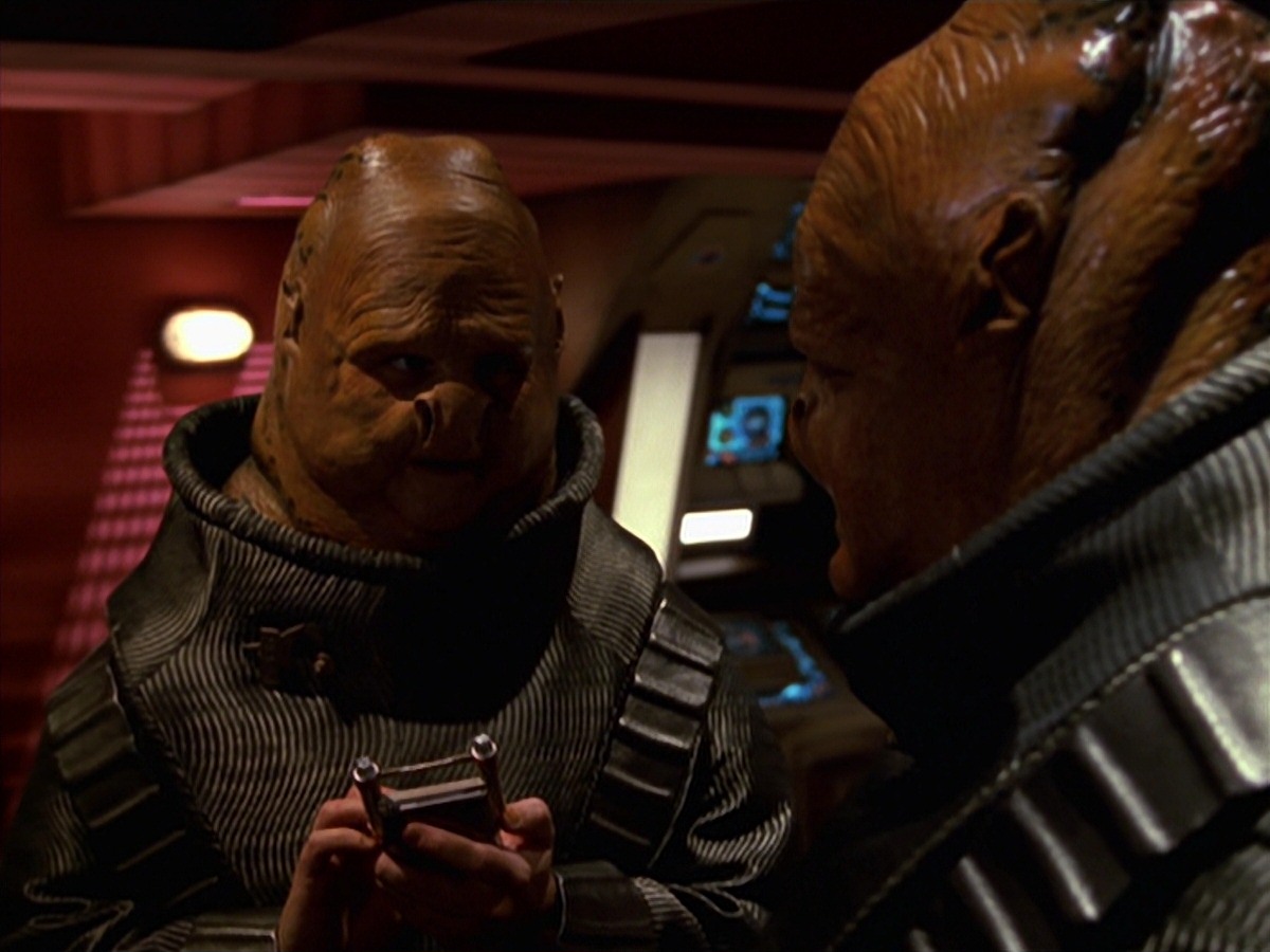 extant_StarTrek_VOY_7x24-RenaissanceMan_3124.jpg