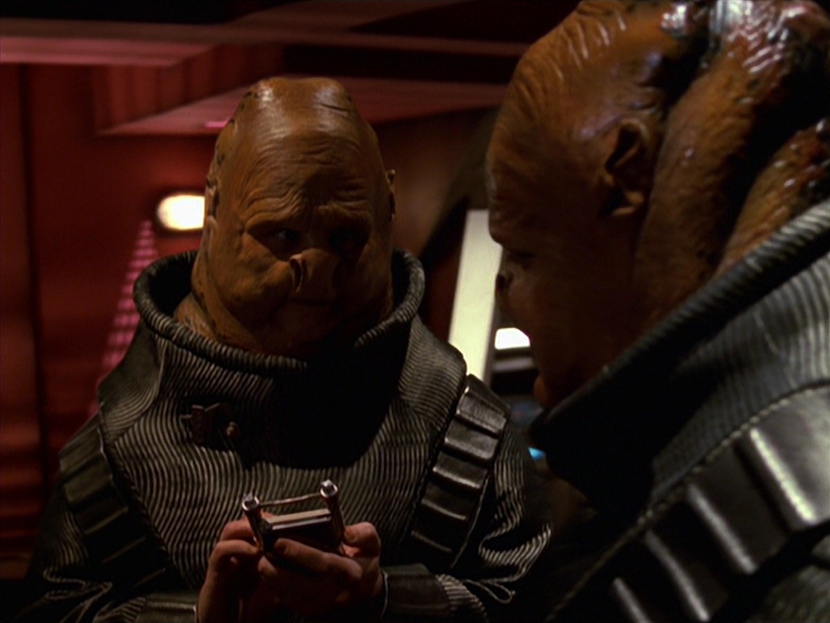 extant_StarTrek_VOY_7x24-RenaissanceMan_3125.jpg