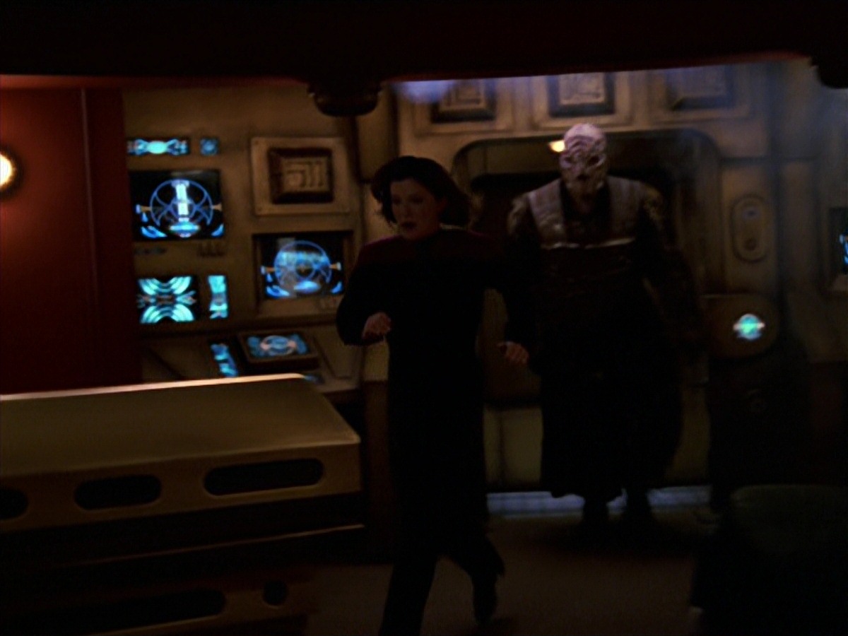 extant_StarTrek_VOY_7x24-RenaissanceMan_3205.jpg