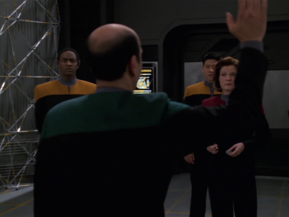 extant_StarTrek_VOY_7x24-RenaissanceMan_3448.jpg