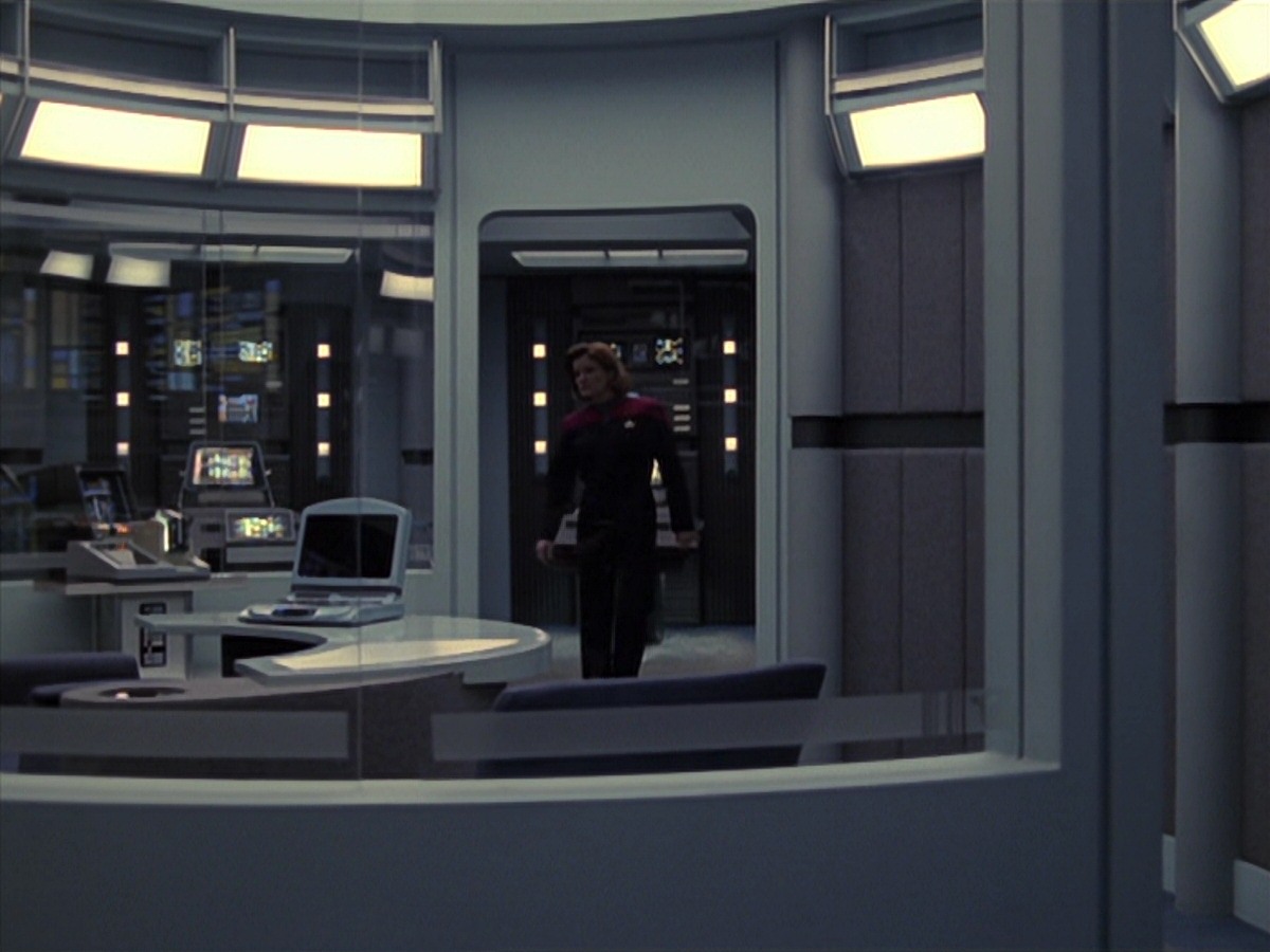 extant_StarTrek_VOY_7x24-RenaissanceMan_3506.jpg