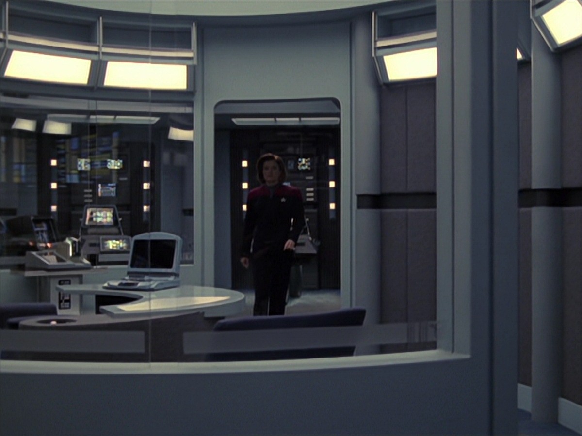 extant_StarTrek_VOY_7x24-RenaissanceMan_3507.jpg