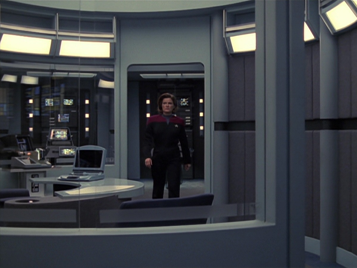 extant_StarTrek_VOY_7x24-RenaissanceMan_3508.jpg