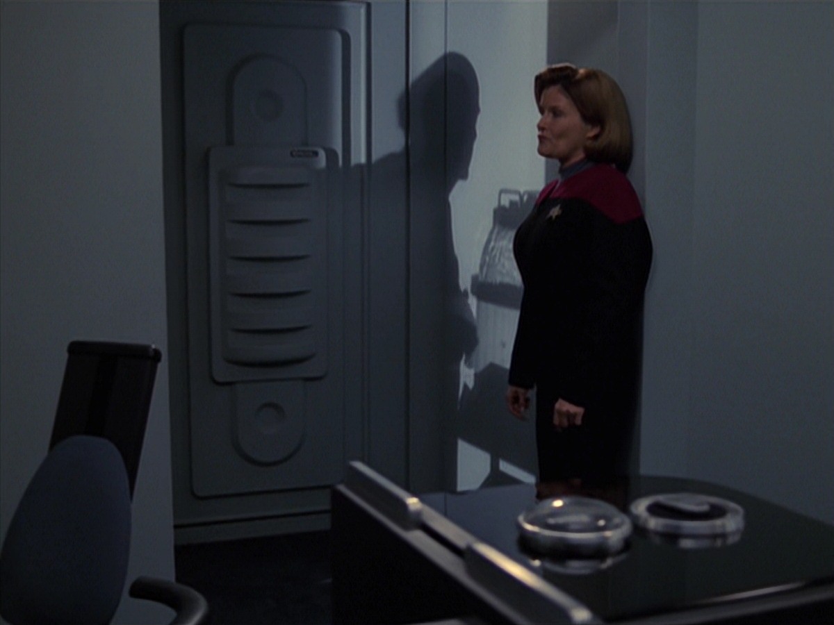 extant_StarTrek_VOY_7x24-RenaissanceMan_3525.jpg