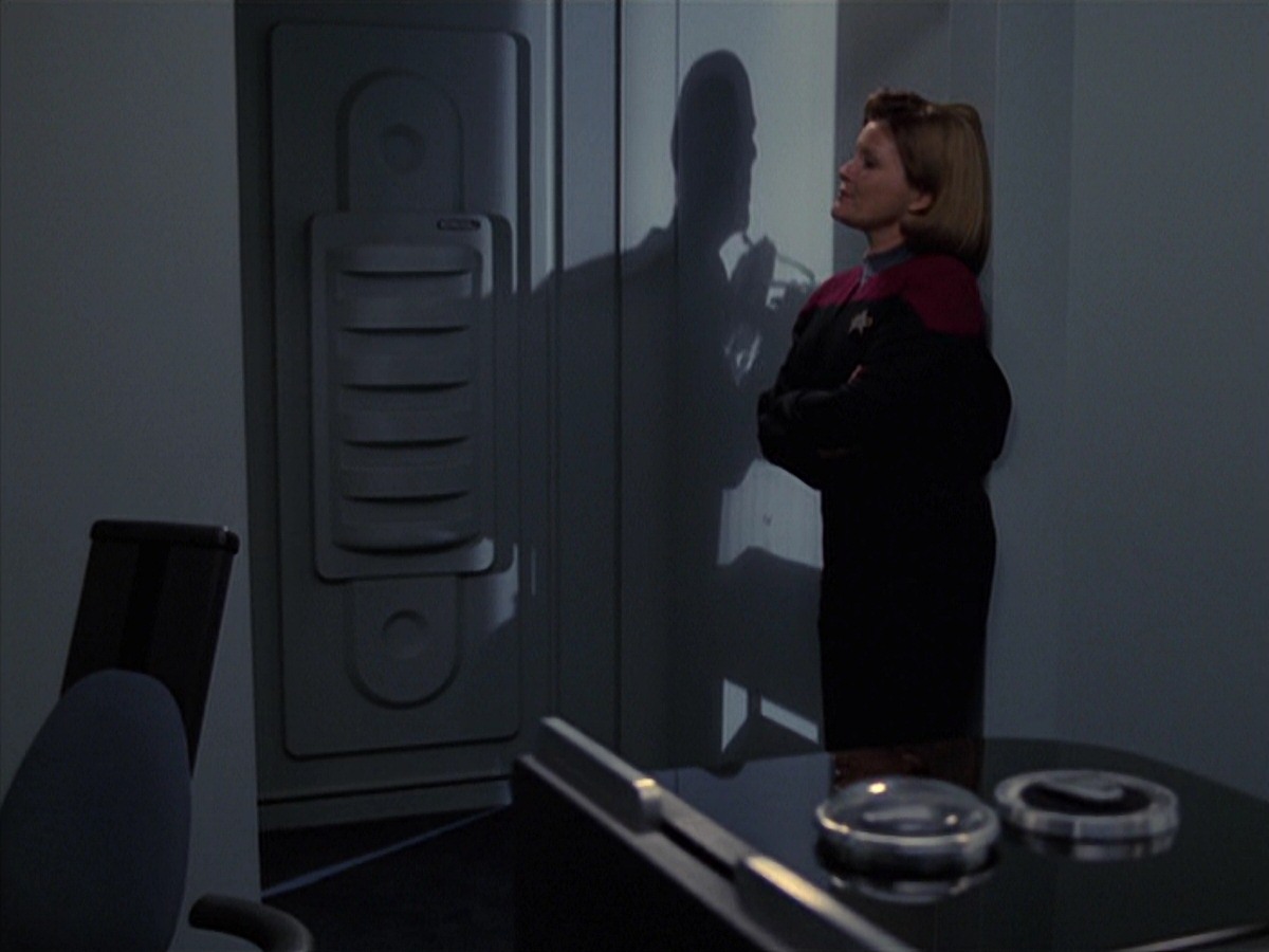 extant_StarTrek_VOY_7x24-RenaissanceMan_3531.jpg