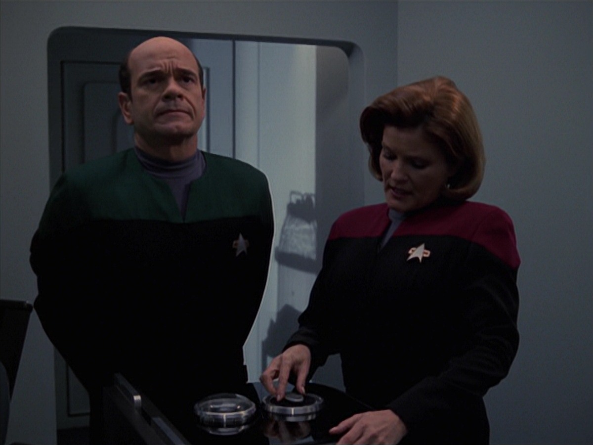extant_StarTrek_VOY_7x24-RenaissanceMan_3577.jpg
