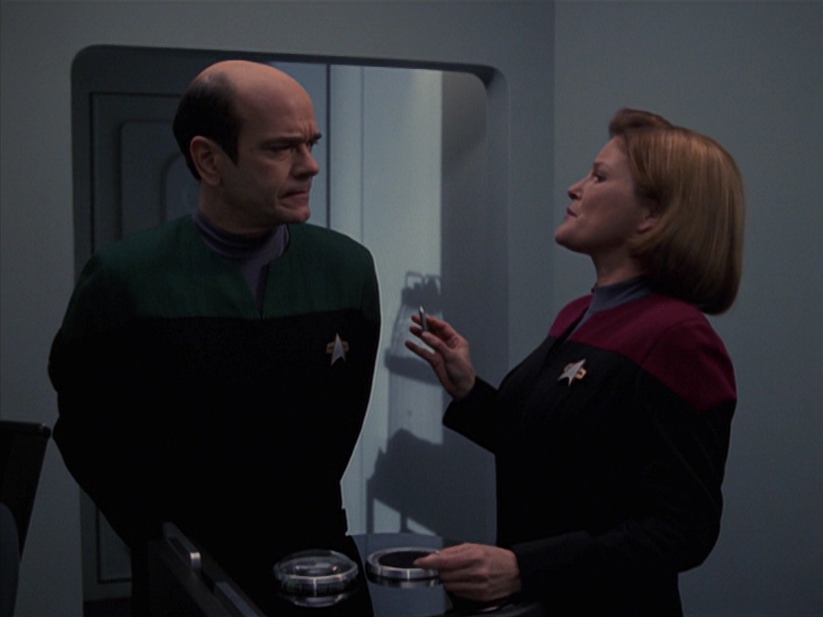 extant_StarTrek_VOY_7x24-RenaissanceMan_3588.jpg