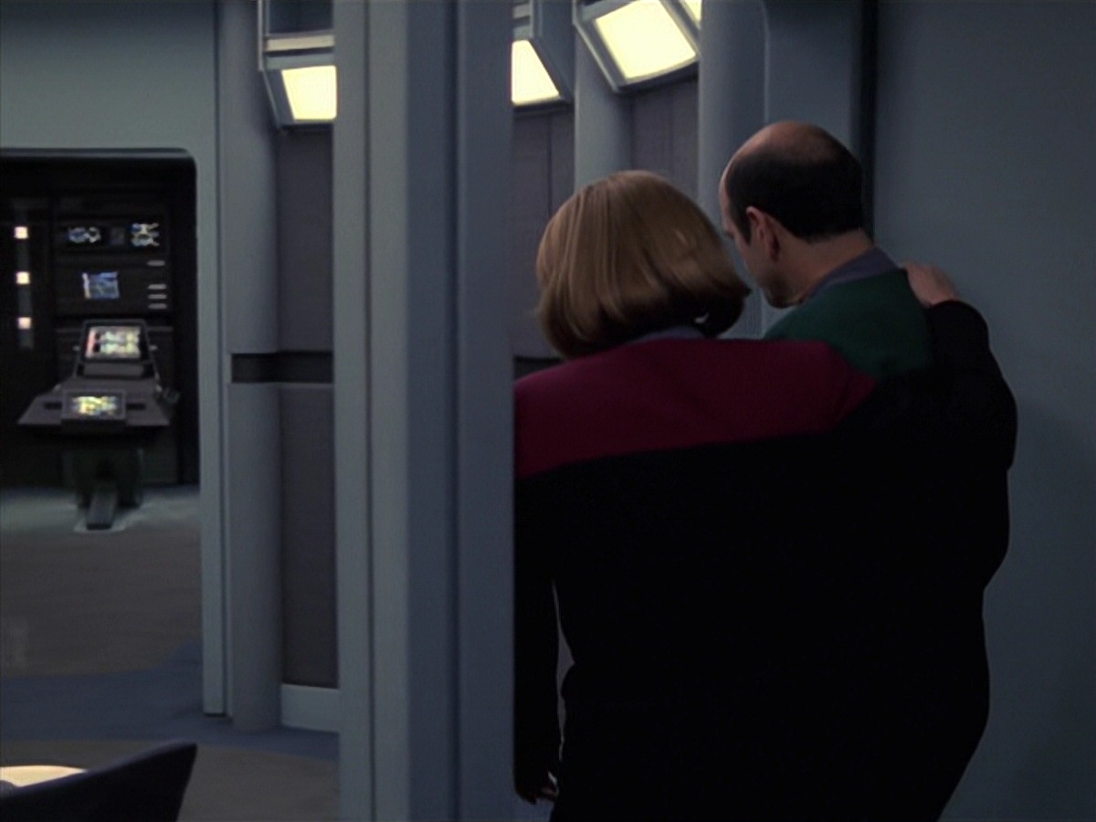 extant_StarTrek_VOY_7x24-RenaissanceMan_3630.jpg