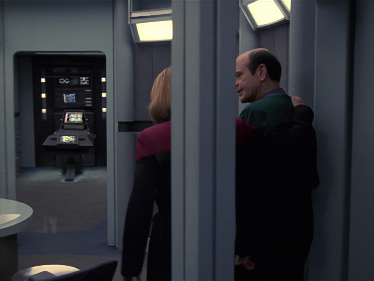 extant_StarTrek_VOY_7x24-RenaissanceMan_3631.jpg