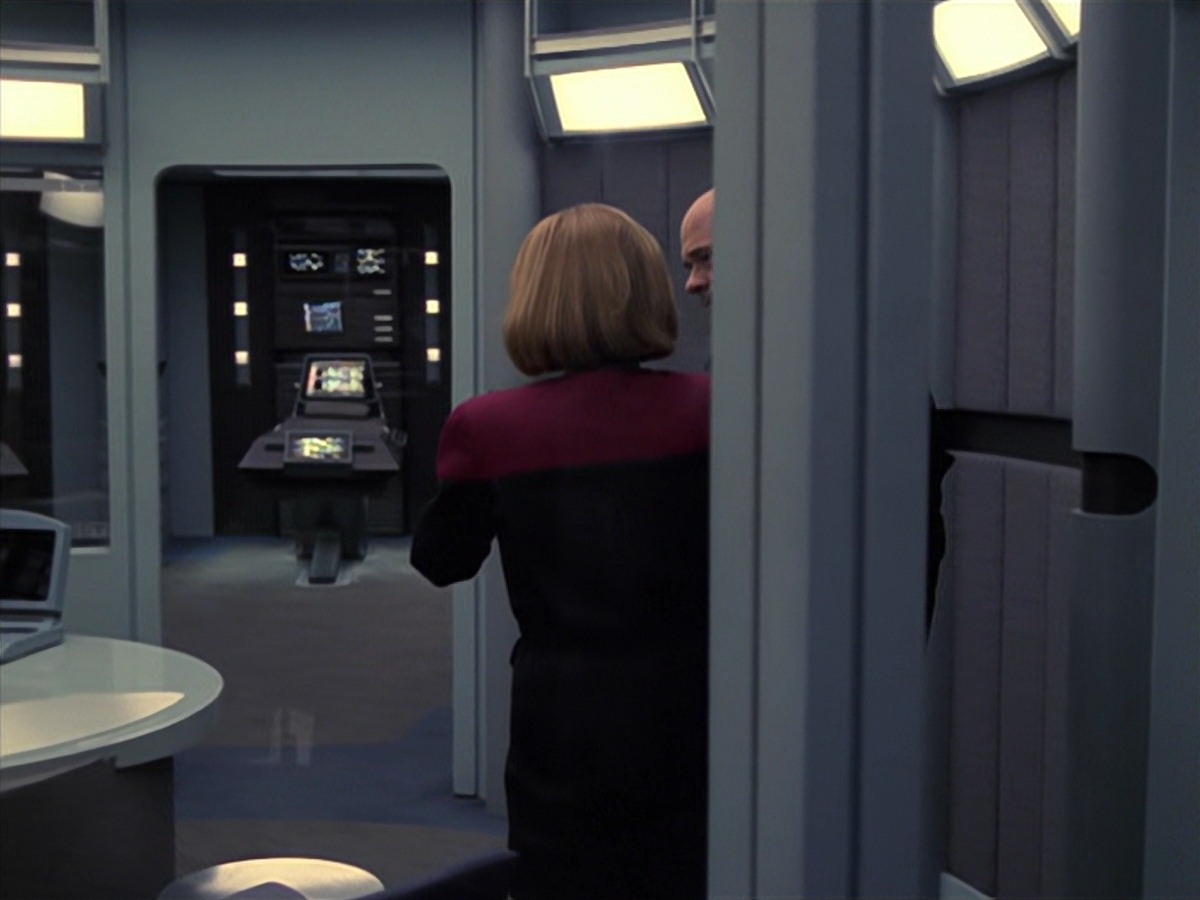 extant_StarTrek_VOY_7x24-RenaissanceMan_3632.jpg