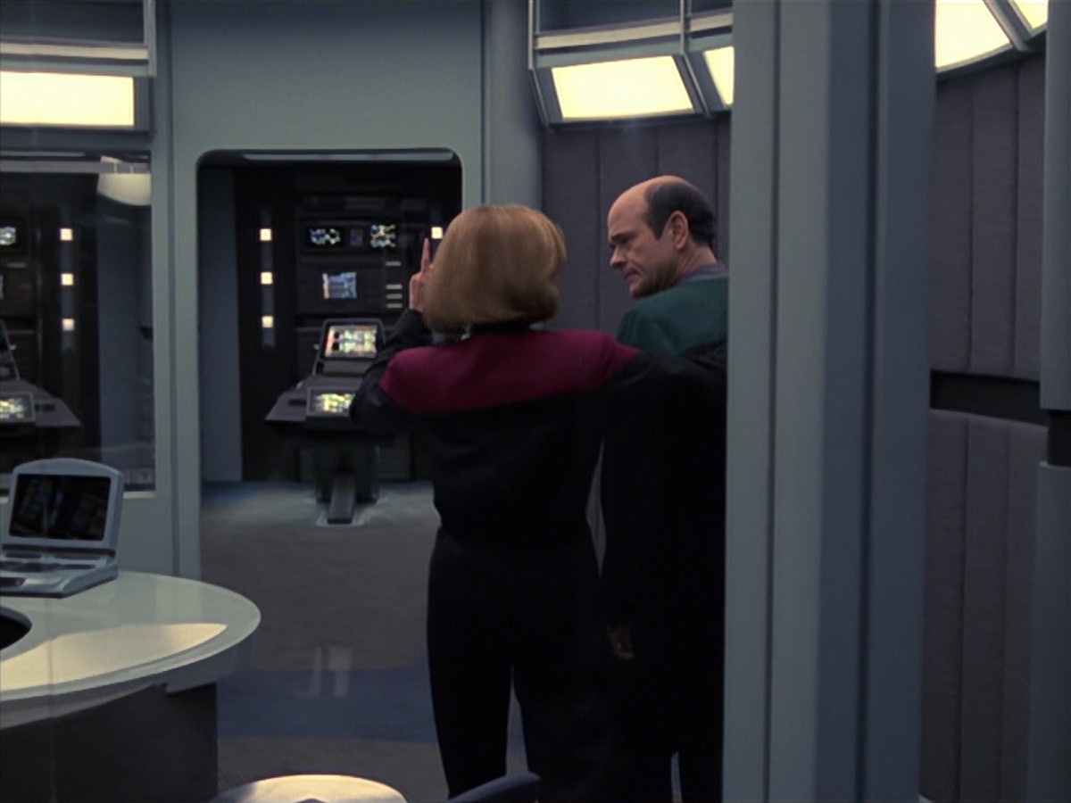 extant_StarTrek_VOY_7x24-RenaissanceMan_3633.jpg