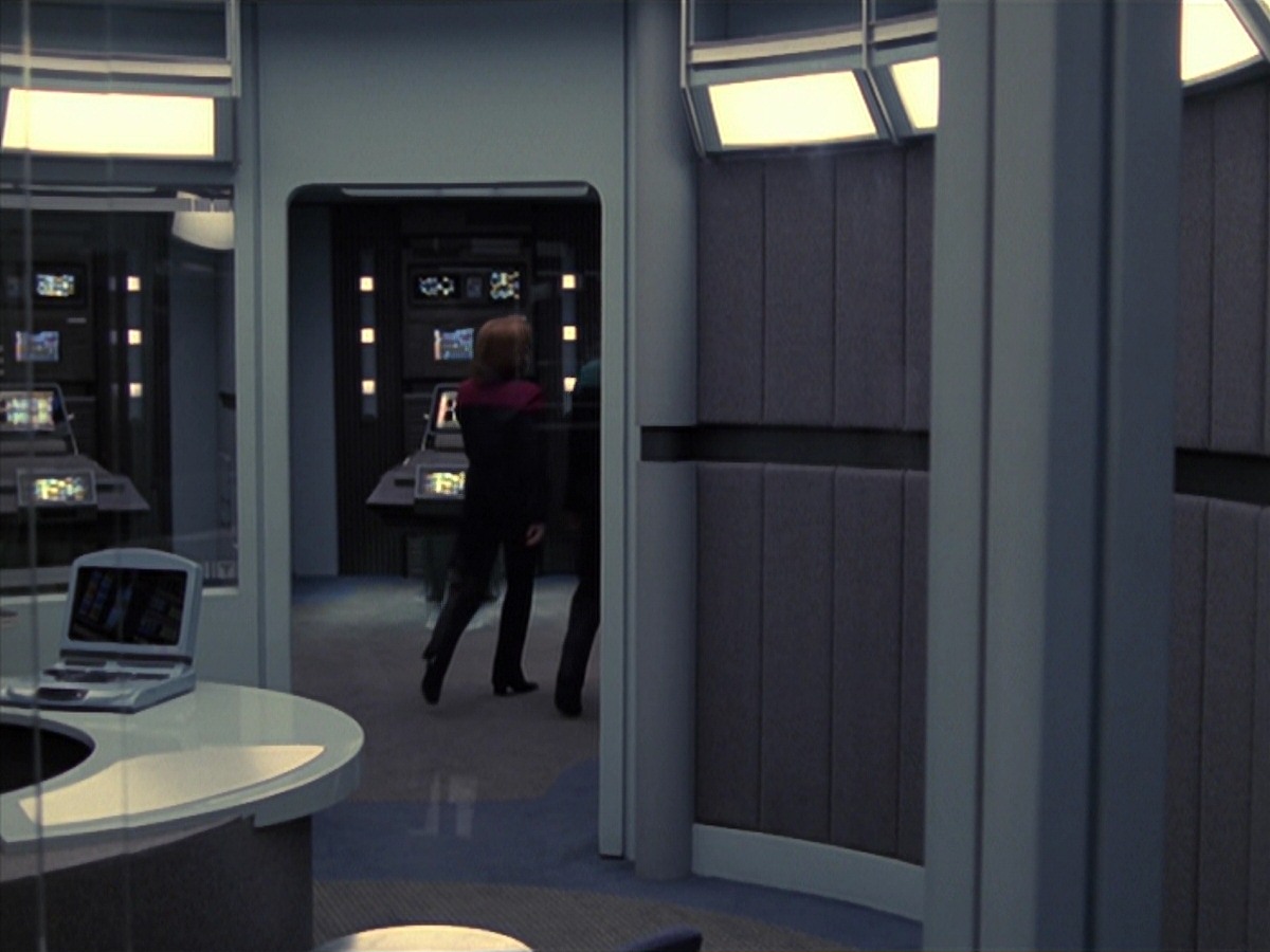 extant_StarTrek_VOY_7x24-RenaissanceMan_3640.jpg