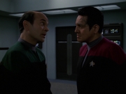 extant_StarTrek_VOY_7x24-RenaissanceMan_0931.jpg