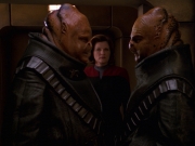 extant_StarTrek_VOY_7x24-RenaissanceMan_2588.jpg