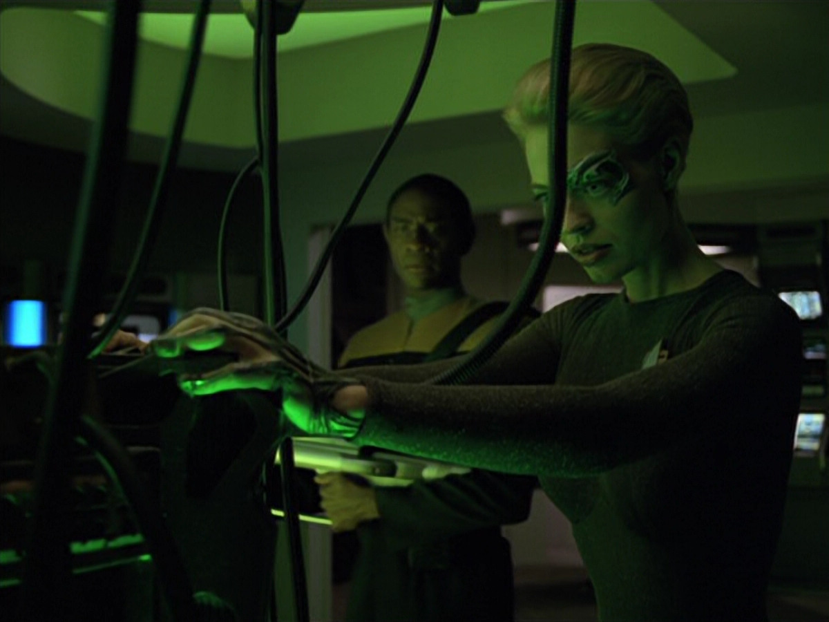extant_StarTrek_VOY_5x02-Drone_01063.jpg
