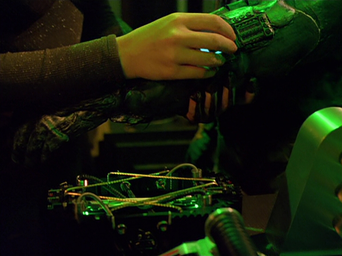 extant_StarTrek_VOY_5x02-Drone_01890.jpg