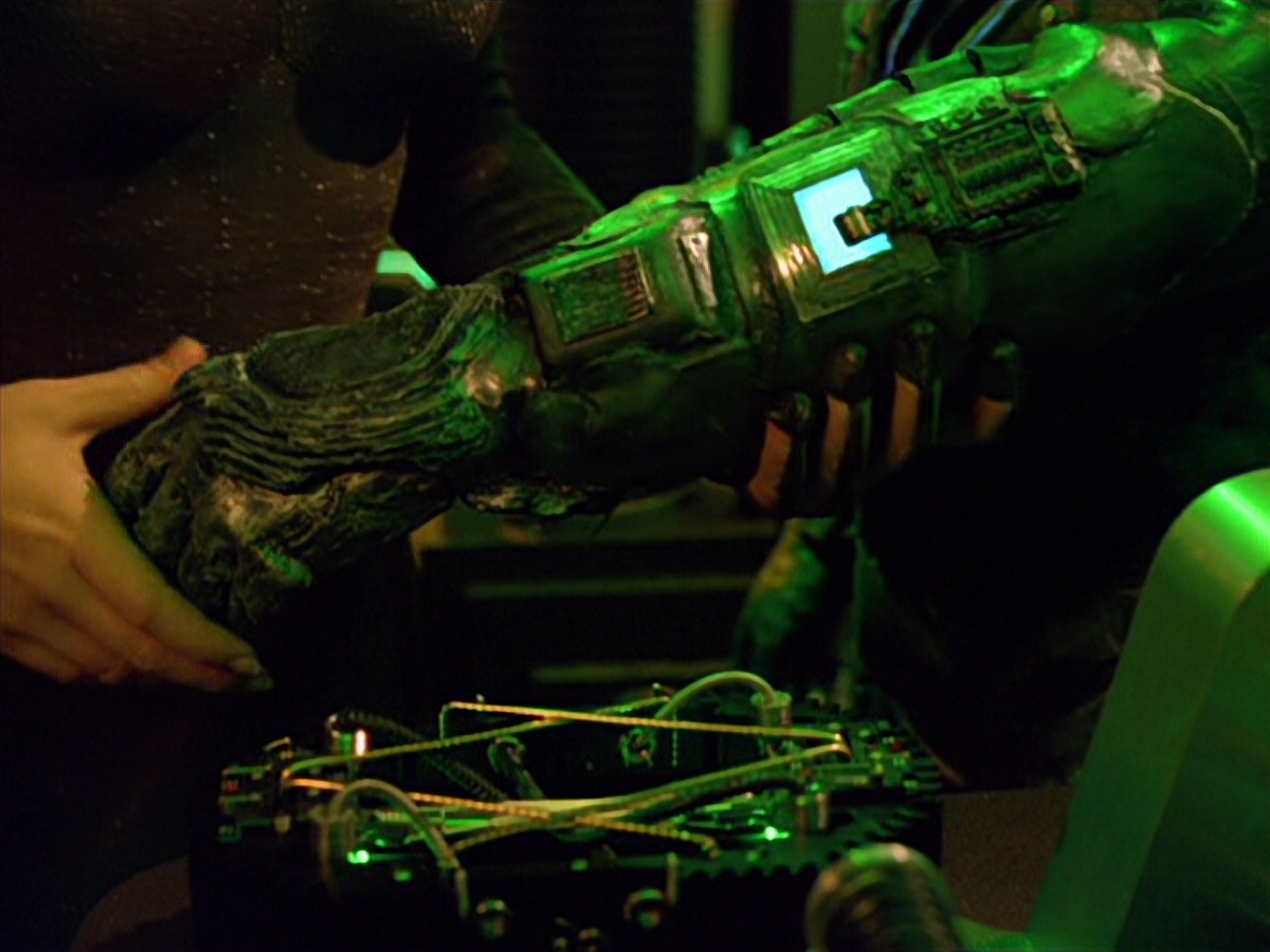 extant_StarTrek_VOY_5x02-Drone_01894.jpg