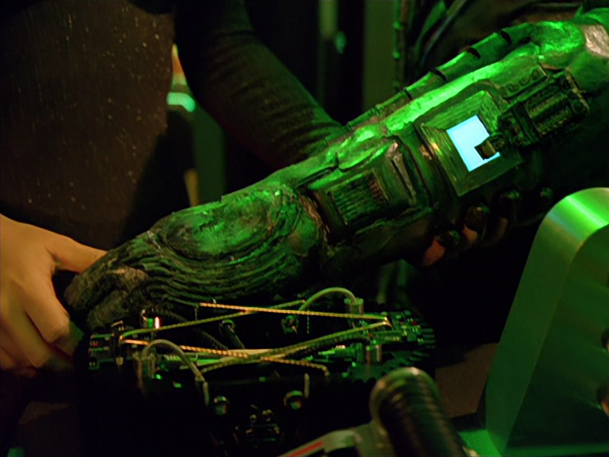 extant_StarTrek_VOY_5x02-Drone_01895.jpg