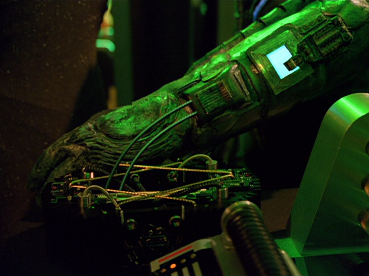 extant_StarTrek_VOY_5x02-Drone_01899.jpg
