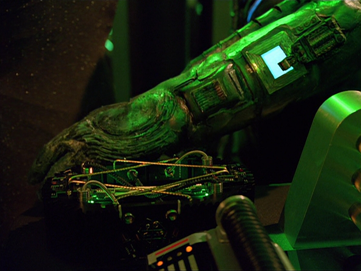 extant_StarTrek_VOY_5x02-Drone_01924.jpg