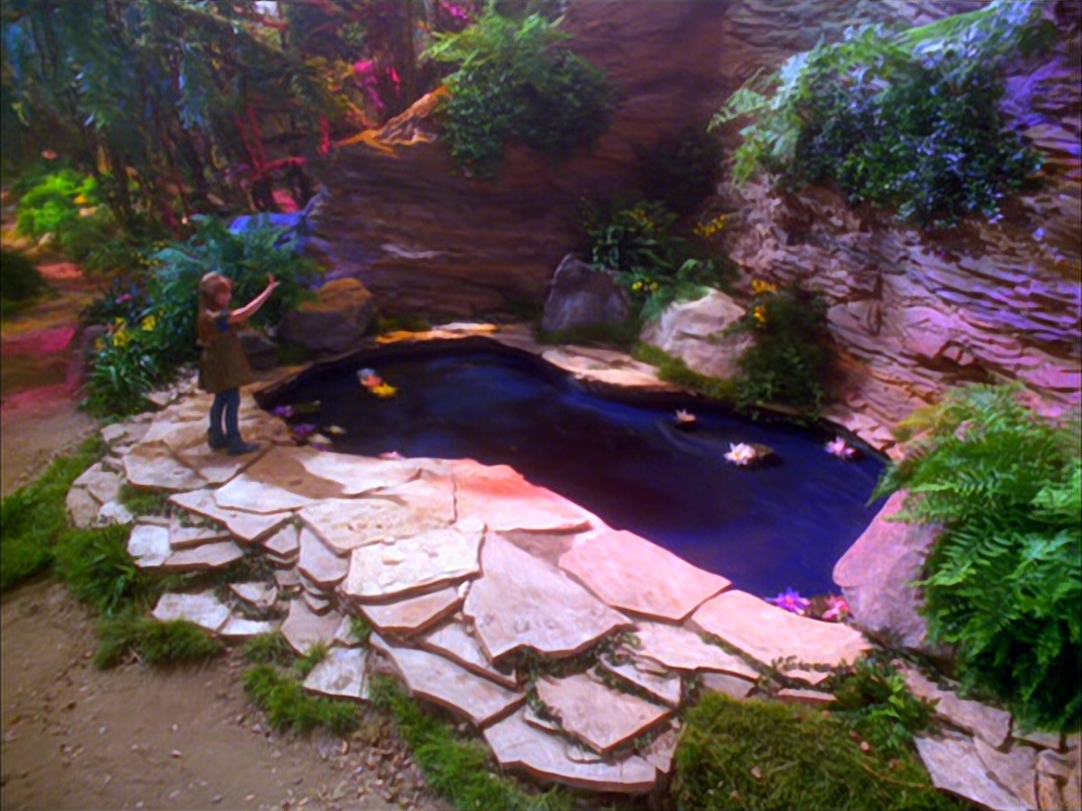 extant_StarTrek_VOY_5x05-OnceUponATime_00040.jpg