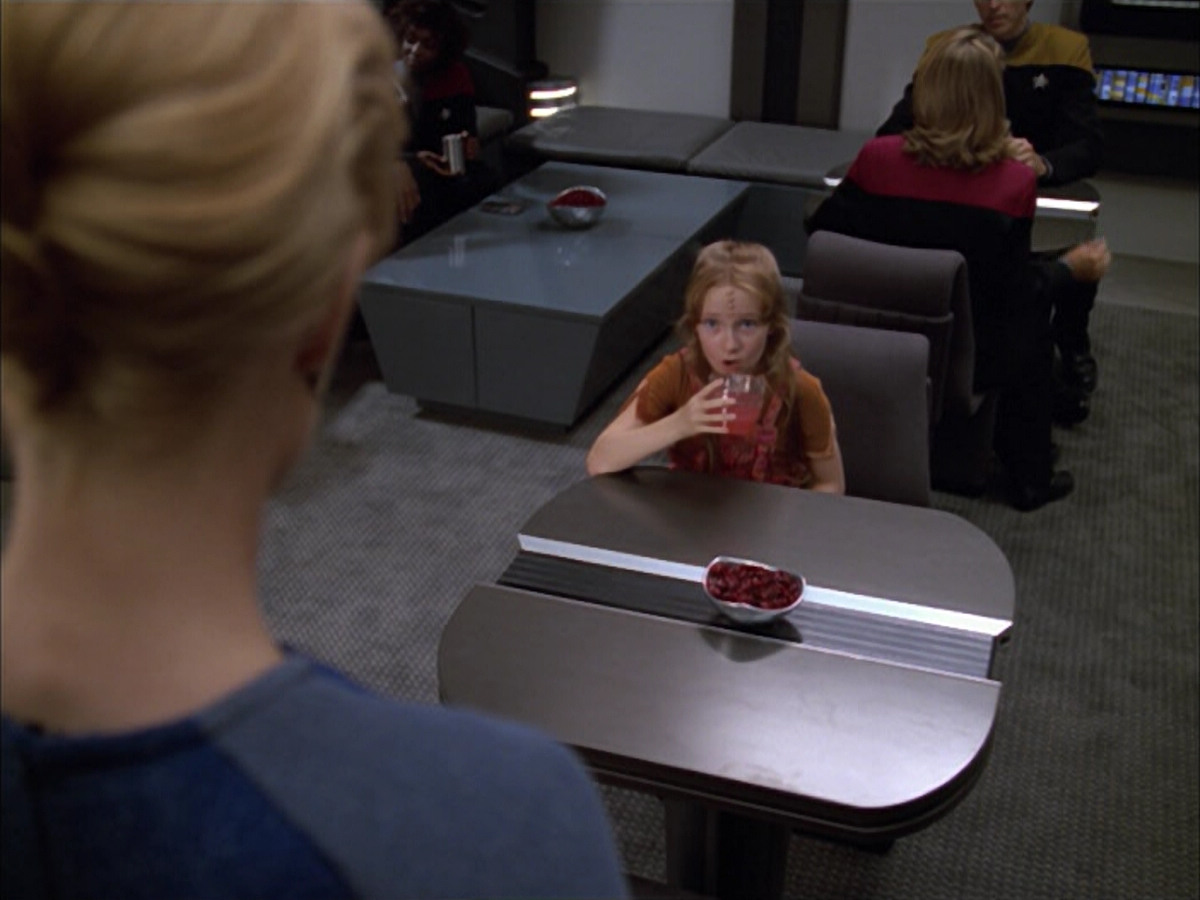 extant_StarTrek_VOY_5x05-OnceUponATime_00831.jpg