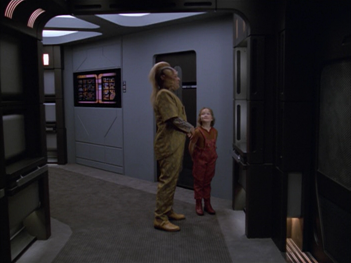 extant_StarTrek_VOY_5x05-OnceUponATime_01527.jpg