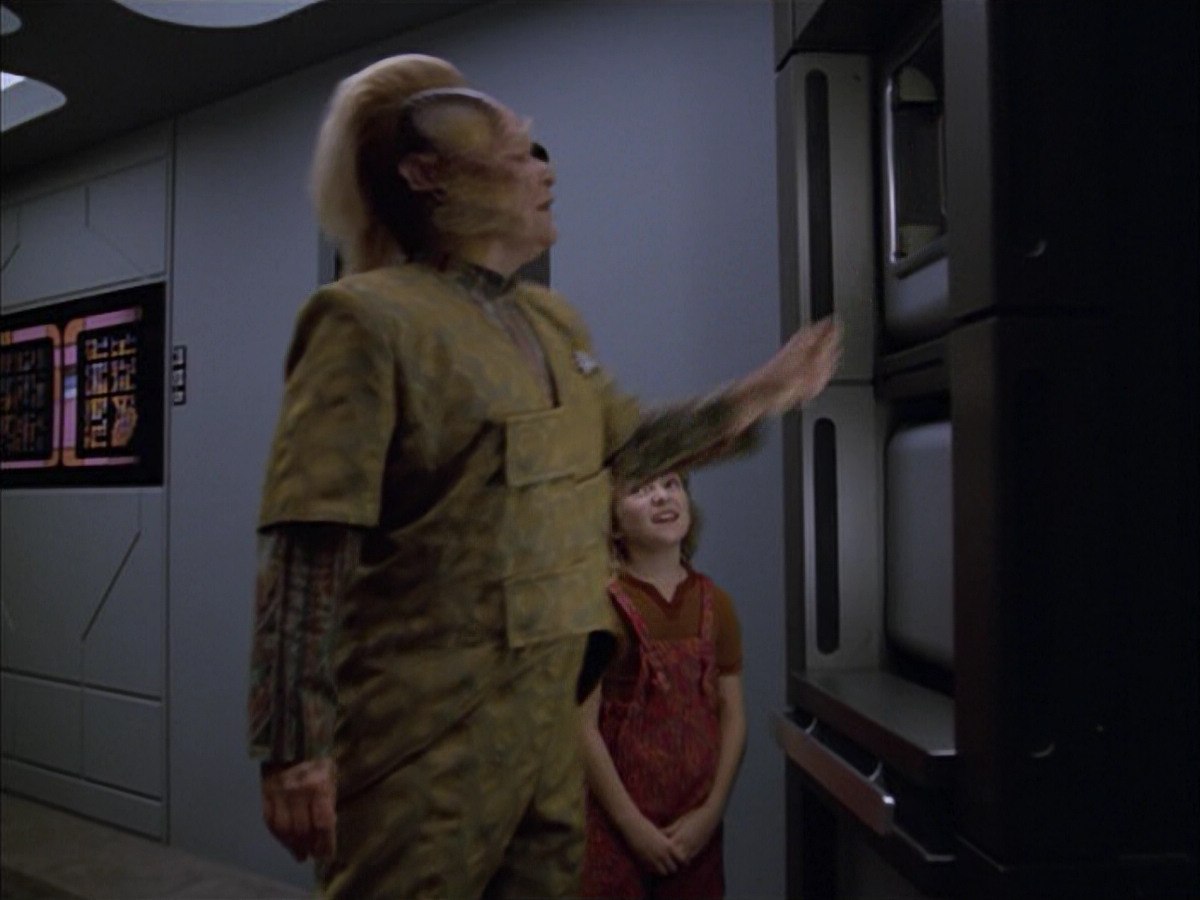 extant_StarTrek_VOY_5x05-OnceUponATime_01562.jpg