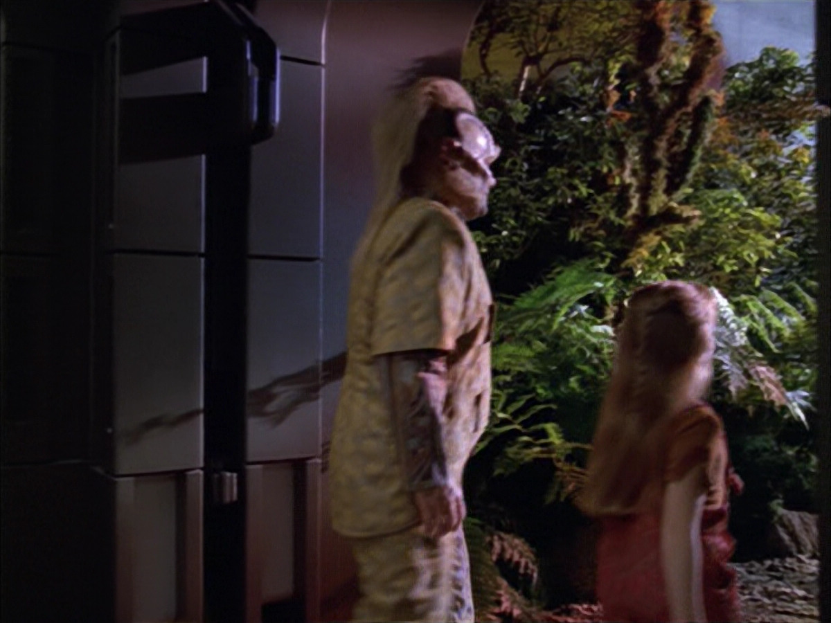 extant_StarTrek_VOY_5x05-OnceUponATime_01573.jpg