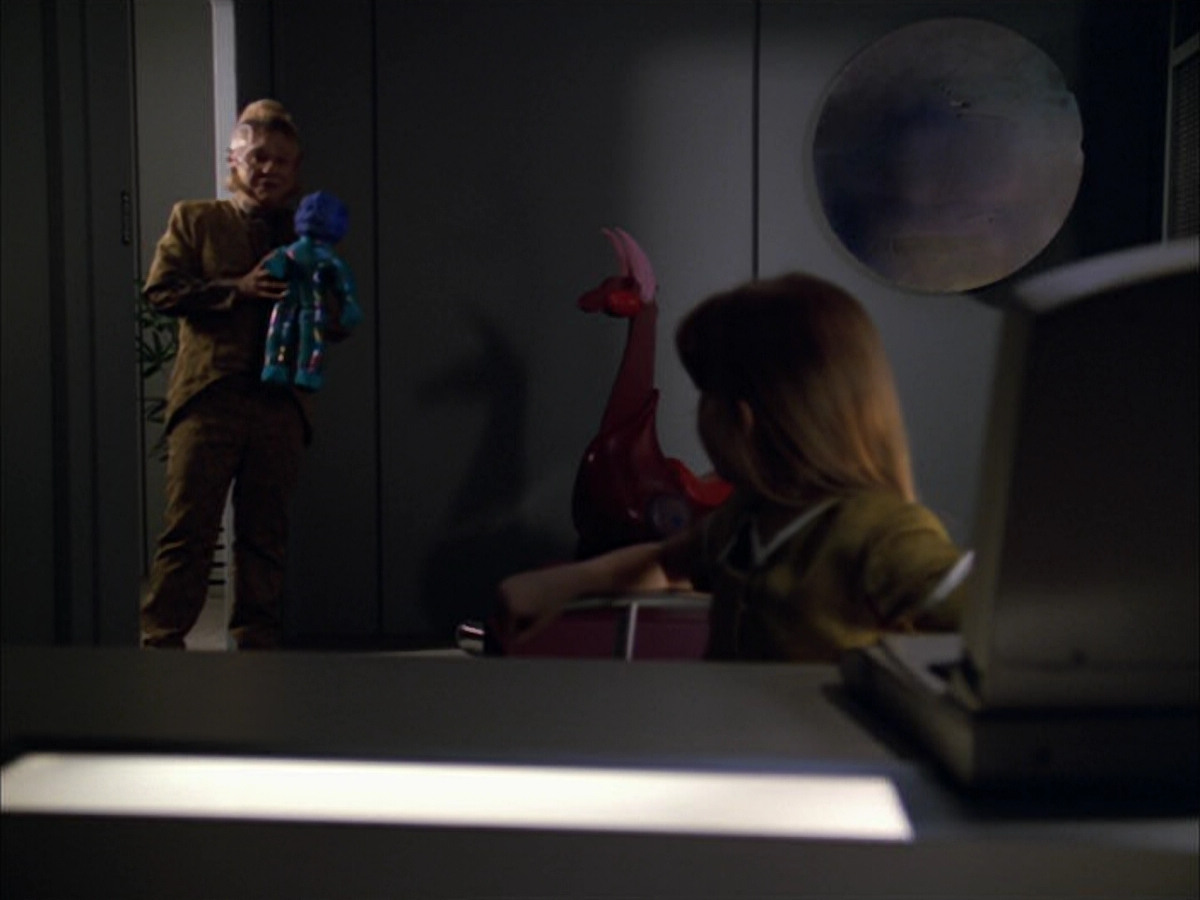 extant_StarTrek_VOY_5x05-OnceUponATime_01951.jpg