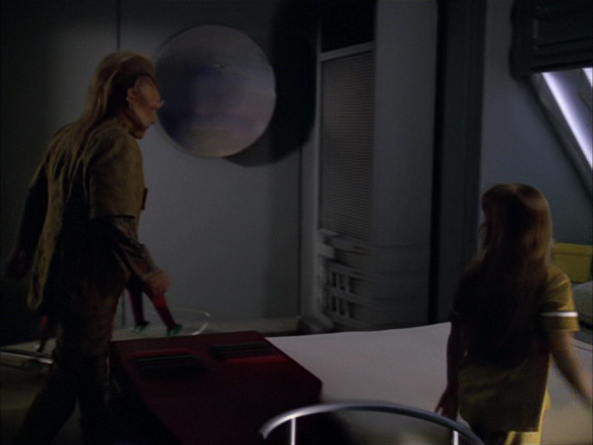 extant_StarTrek_VOY_5x05-OnceUponATime_02068.jpg