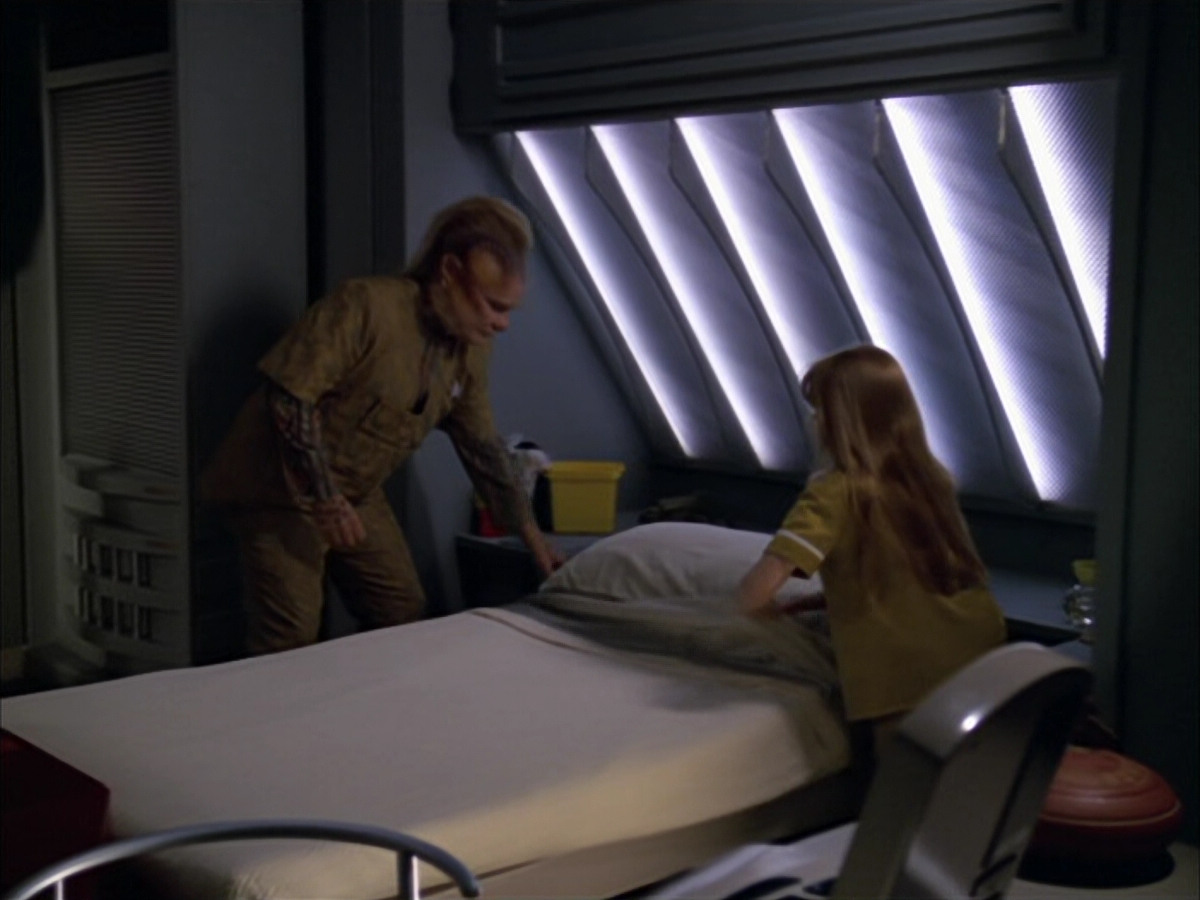 extant_StarTrek_VOY_5x05-OnceUponATime_02071.jpg