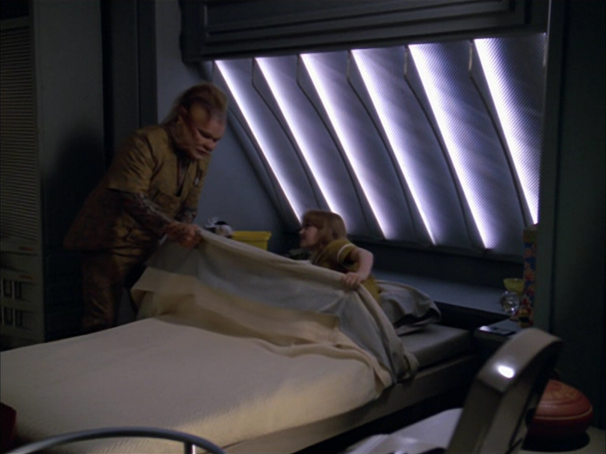 extant_StarTrek_VOY_5x05-OnceUponATime_02075.jpg