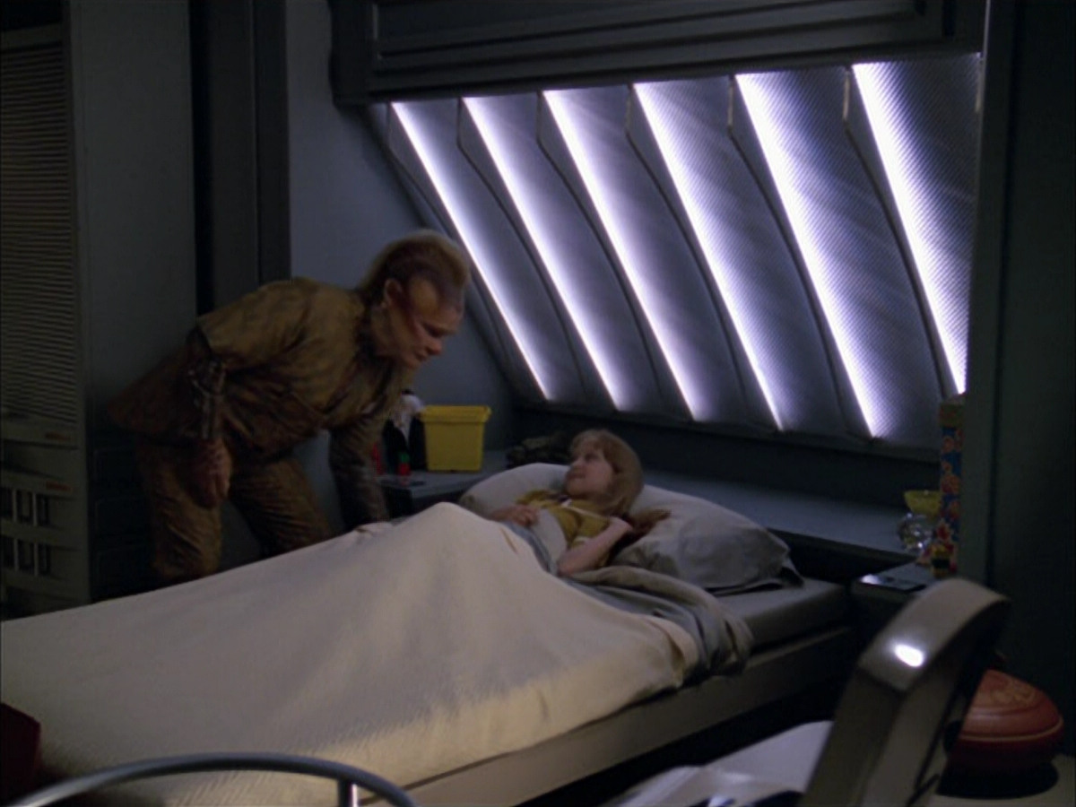 extant_StarTrek_VOY_5x05-OnceUponATime_02079.jpg