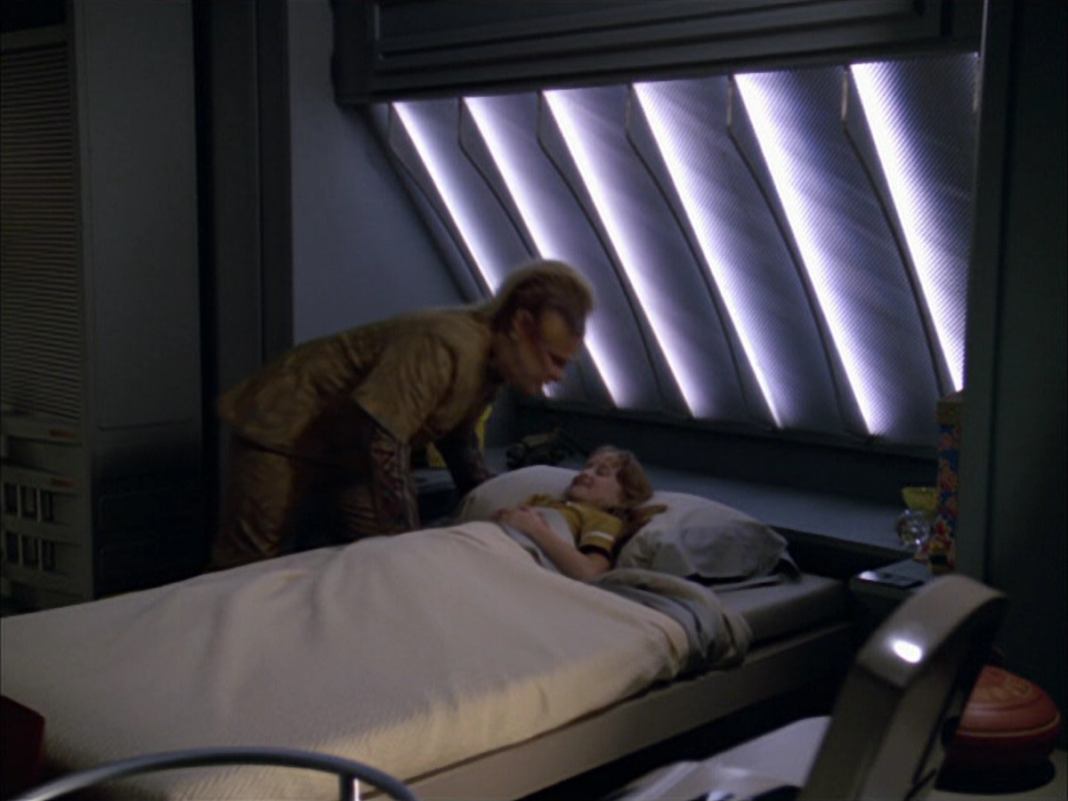 extant_StarTrek_VOY_5x05-OnceUponATime_02082.jpg