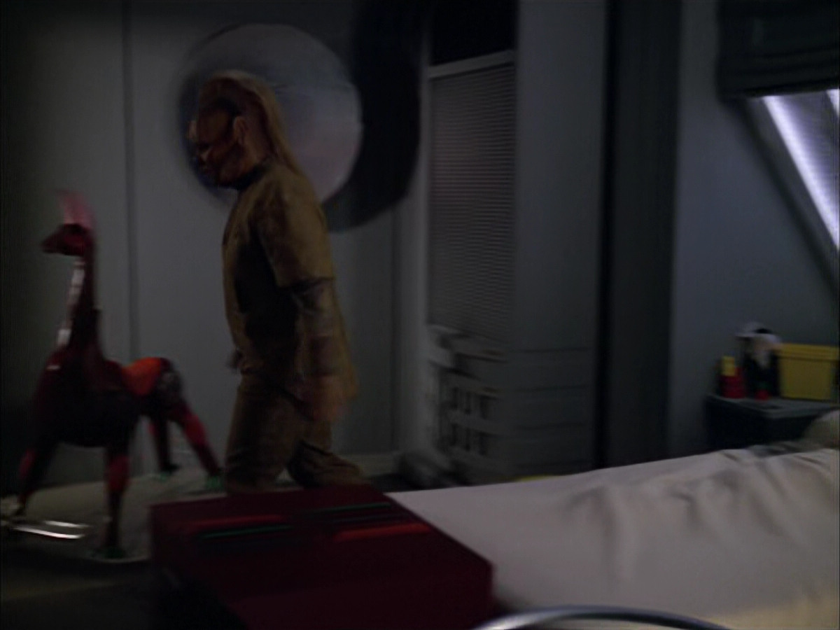 extant_StarTrek_VOY_5x05-OnceUponATime_02086.jpg