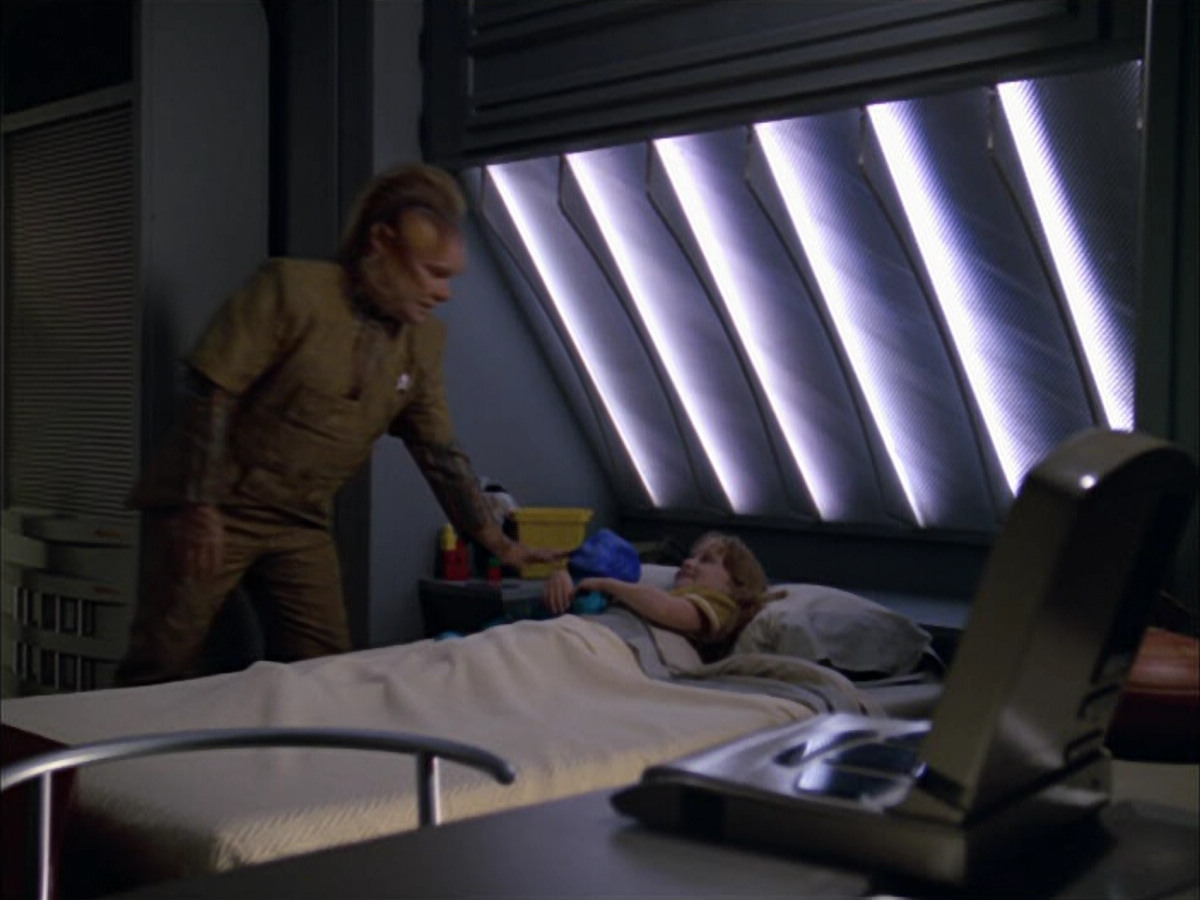 extant_StarTrek_VOY_5x05-OnceUponATime_02105.jpg