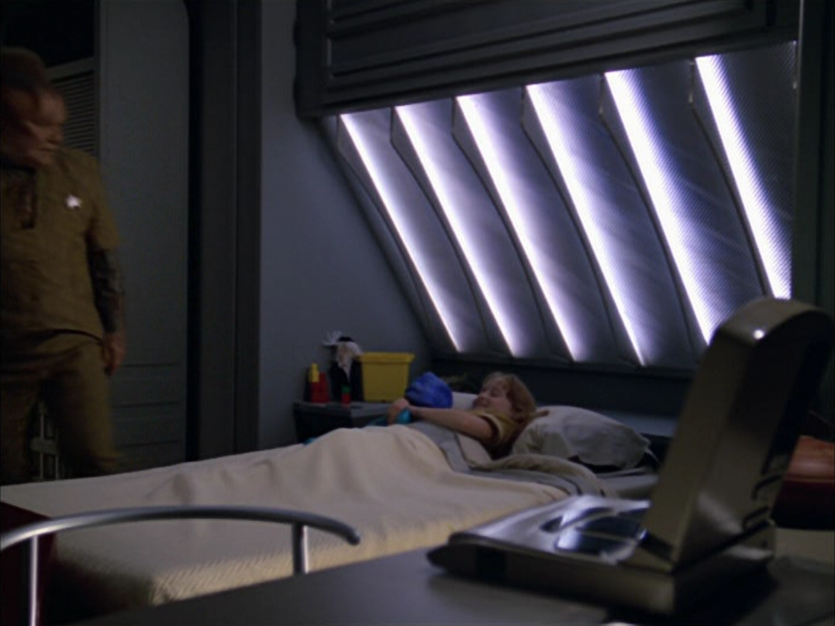 extant_StarTrek_VOY_5x05-OnceUponATime_02106.jpg
